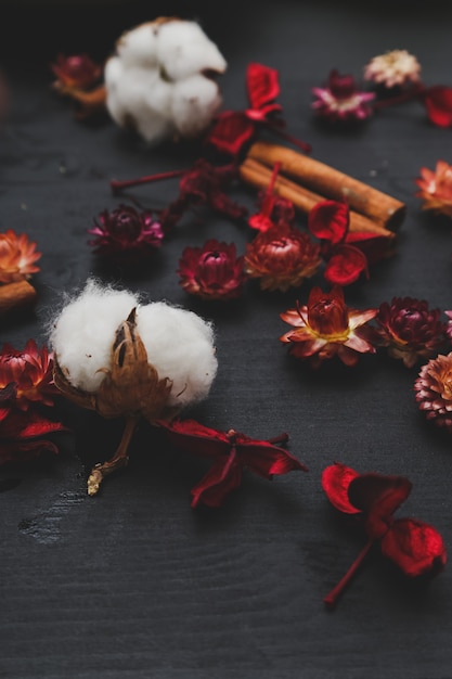 Flores de algodón en mesa de madera