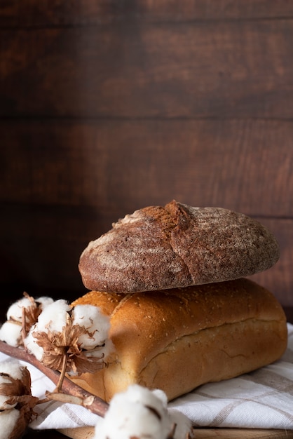 Flores de algodón y pan de ángulo alto