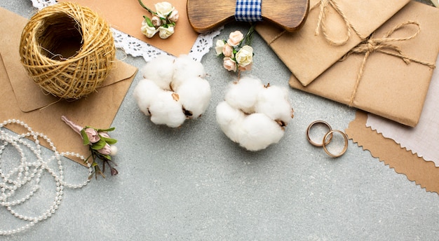 Foto gratuita flores de algodón y sobres copie el concepto de belleza de boda de espacio