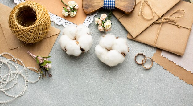 Flores de algodón y sobres copie el concepto de belleza de boda de espacio