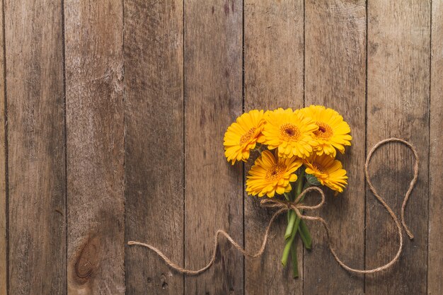 Flores amarillas sobre mesa de madera