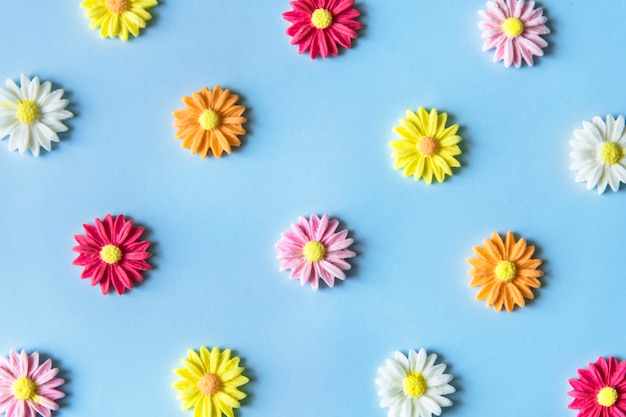 Flores de azúcar en un patrón de colores