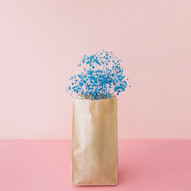 Flores azules en bolsa de papel