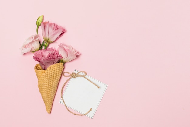 Foto gratuita flores en bastones de galleta cerca de tarjeta postal