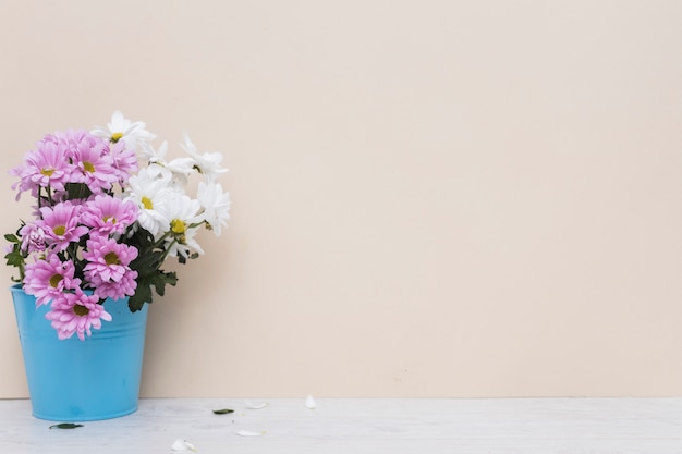 Foto gratuita flores blancas y moradas en cesta