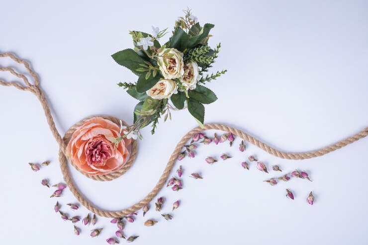 Foto gratuito flores blancas, una sola rosa, cuerda y pétalos de rosa blanca.