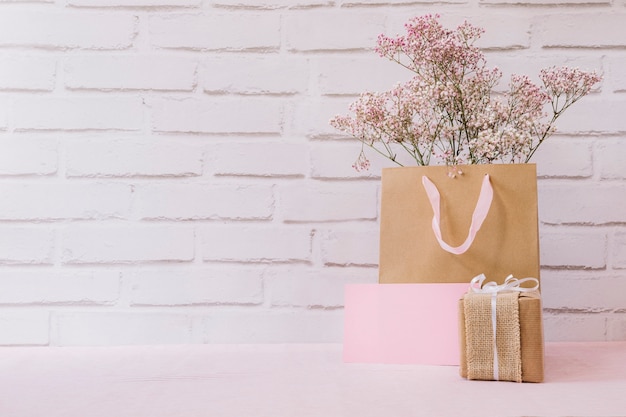 Foto gratuita flores en bolsa de papel