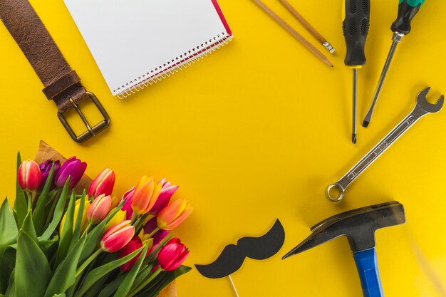 Flores bonitas con otros artículos para el día del padre