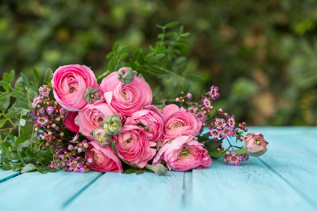 Flores bonitas sobre superficie azul