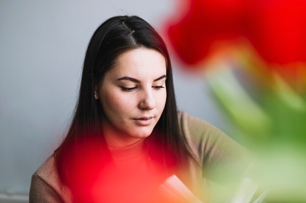 Flores borrosas cerca de la mujer