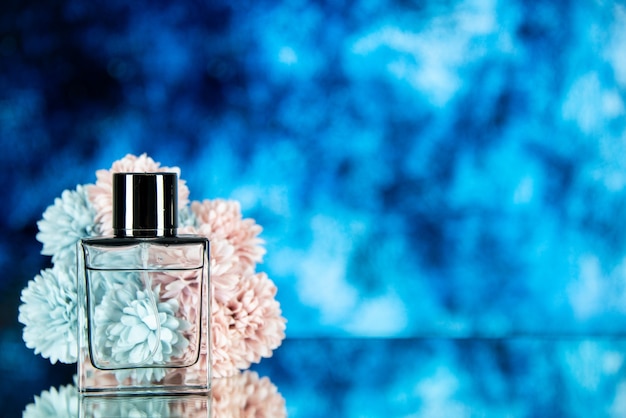 Flores de botella de perfume de vista frontal aisladas sobre fondo azul océano espacio libre
