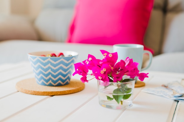 Flores brillantes que decoran la mesa de desayuno