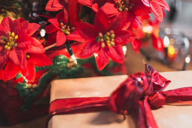 Foto gratuita flores y caja de regalo