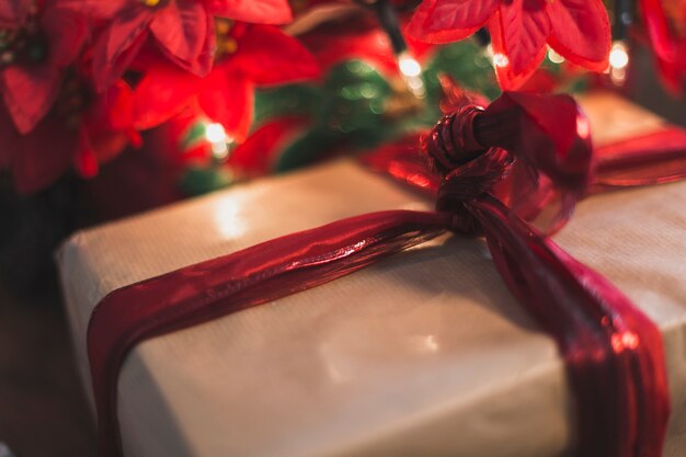 Flores y caja de regalo