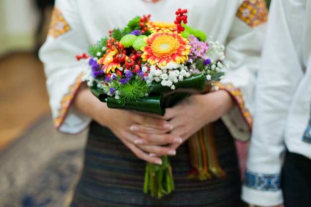 flores camisa de la esposa marido en la celebración