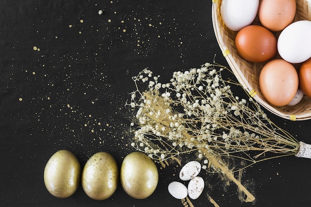 Flores cerca de los huevos de Pascua