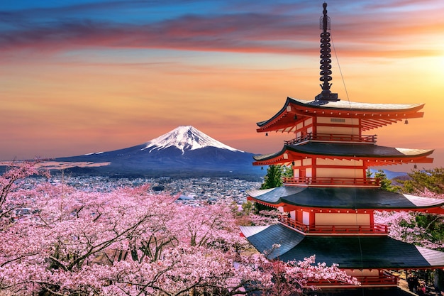 Flores de cerezo en primavera, pagoda Chureito y montaña Fuji al atardecer en Japón.