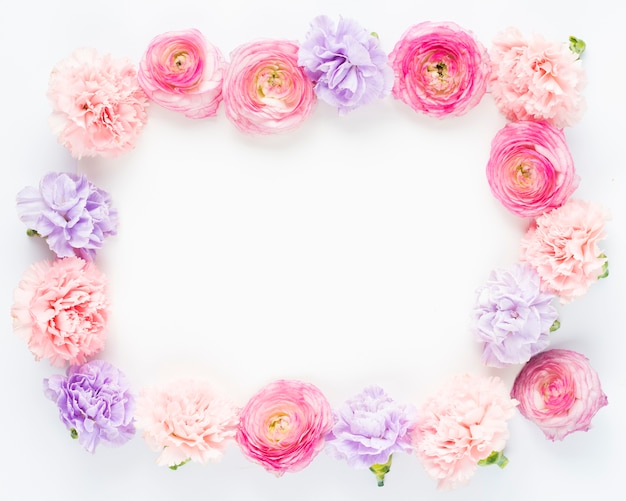 Flores en colores rosa creando un marco rectangular