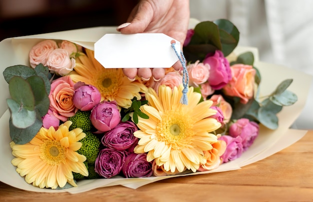 Foto gratuita flores de cumpleaños con nota vacía