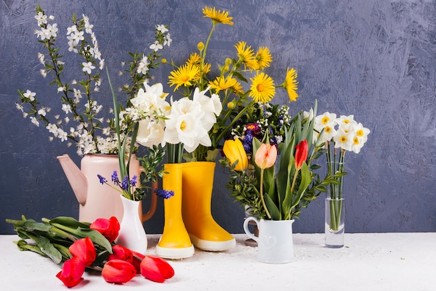 Flores decorativas en un jarrón