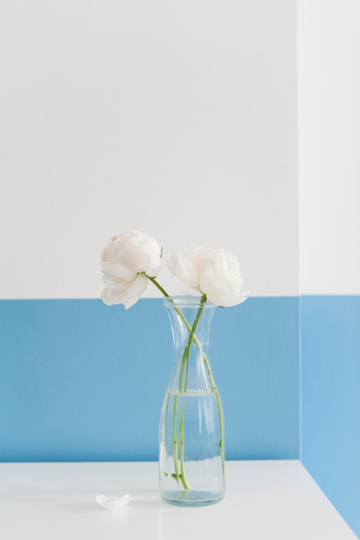 Foto gratuito flores decorativas en un jarrón