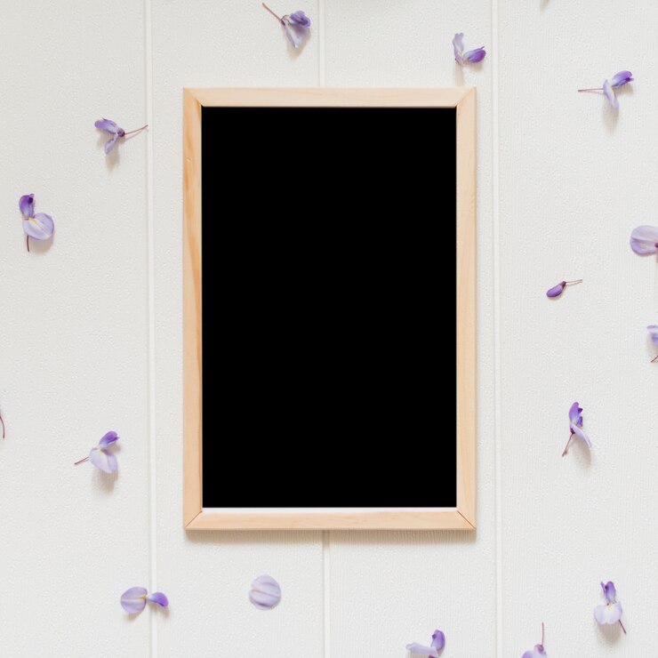 Foto gratuito flores decorativas con una pizarra