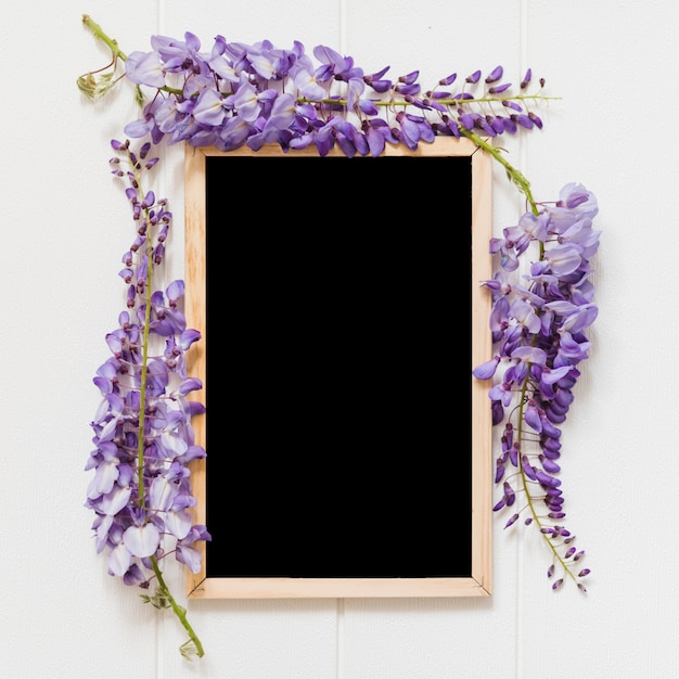 Foto gratuita flores decorativas con una pizarra