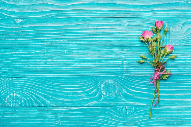 Flores decorativas sobre superficie de madera azul