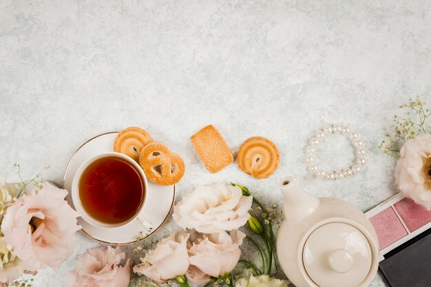 Flores elegantes y espacio de copia de té