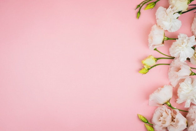 Flores elegantes con espacio de copia