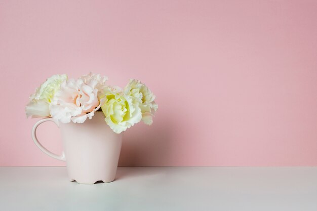 Flores elegantes en taza de té