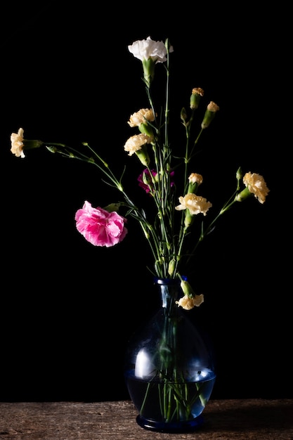 Flores de flor de alto ángulo en florero