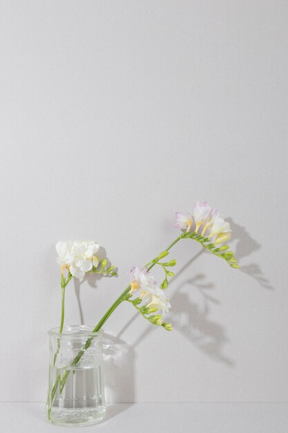 Flores en flor en un jarrón sobre la mesa
