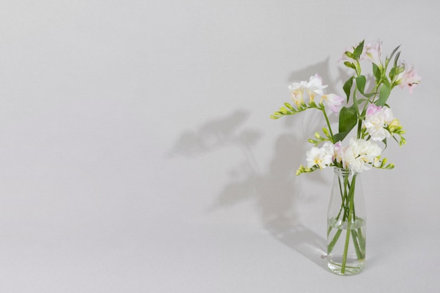 Flores en flor en un jarrón sobre la mesa