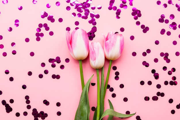 Foto gratuita flores frescas entre confeti