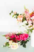 Foto gratuita flores frescas en el escritorio de cristal en la tienda de flores