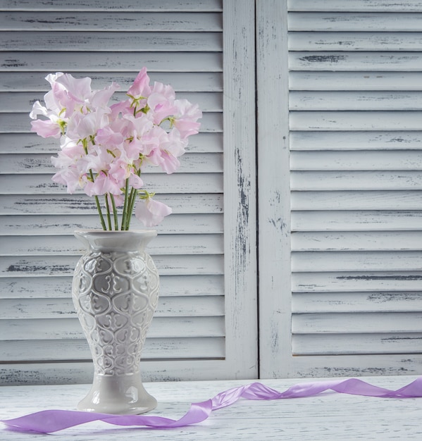 Foto gratuita flores frescas en la mesa