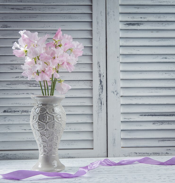 Foto gratuito flores frescas en la mesa