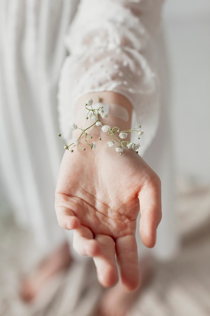 Foto gratuita flores grabadas en la mano de cerca