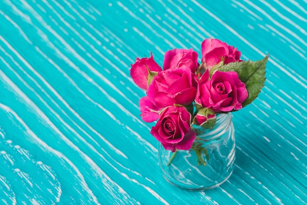 Foto gratuita flores hermosas en florero de cristal