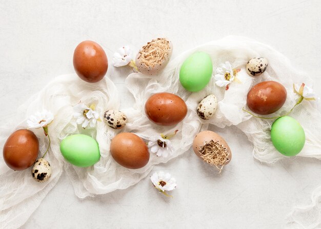 Flores y huevos de Pascua coloridos