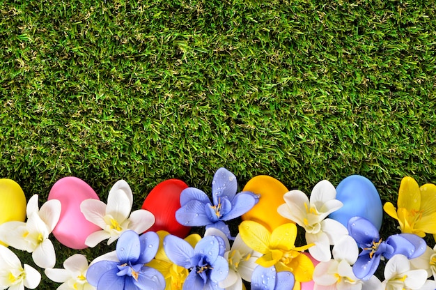 Foto gratuita flores con huevos de pascua