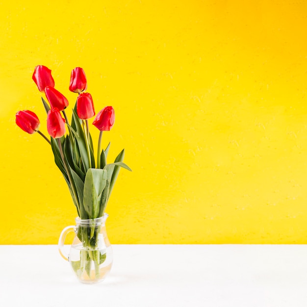 Foto gratuita flores en un jarrón