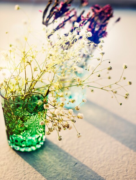 Flores en jarrones de cristal
