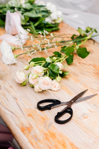 Foto gratuita flores laterales sobre la mesa.