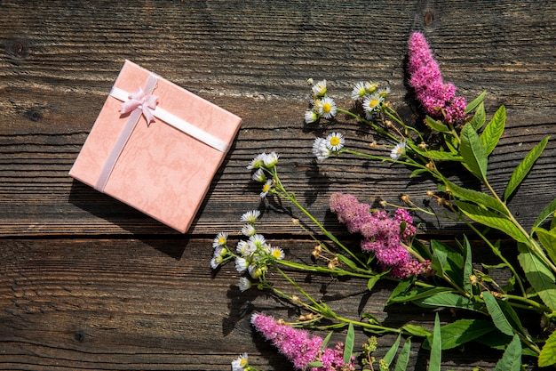 Flores de lavanda con lindo regalo.