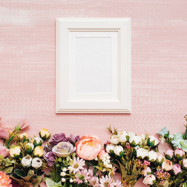 Foto gratuita flores con marco blanco