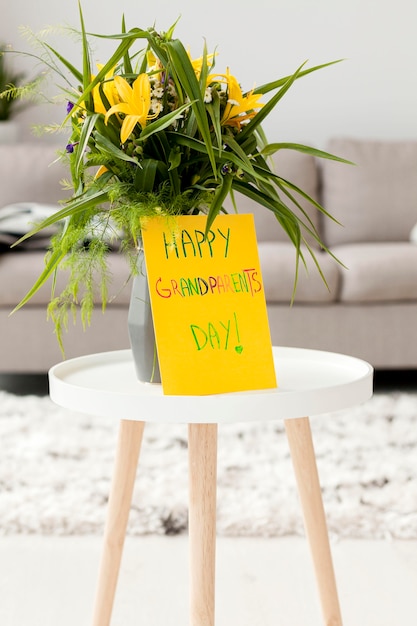 Foto gratuita flores con mensaje de saludo para el día de los abuelos