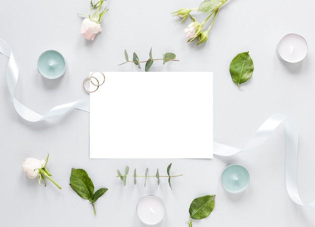 Flores en la mesa y la invitación de boda