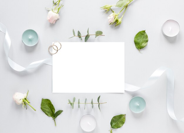 Flores en la mesa y la invitación de boda